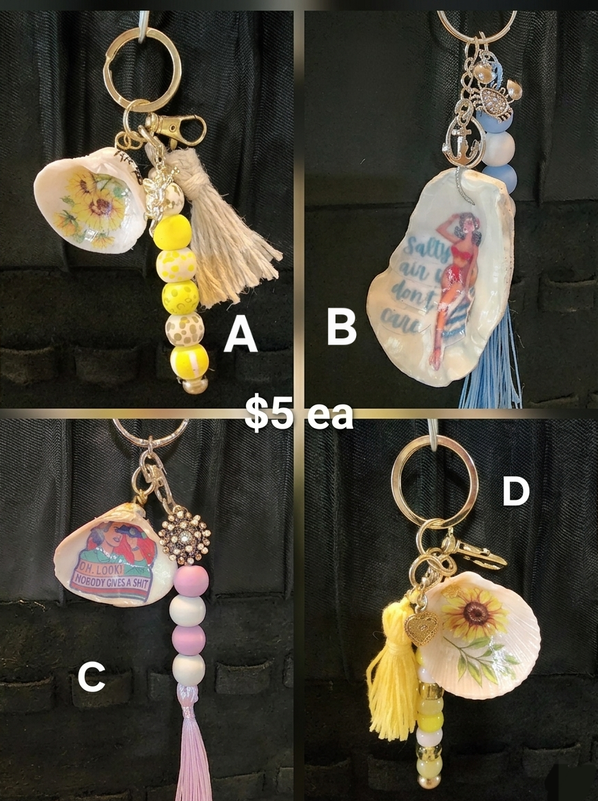 Handcrafted Retro Design Seashell Keychain